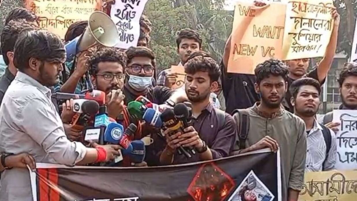 উপাচার্যের পদত্যাগসহ ৬ দাবিতে কেন্দ্রীয় শহীদ মিনারে কুয়েট শিক্ষার্থীরা